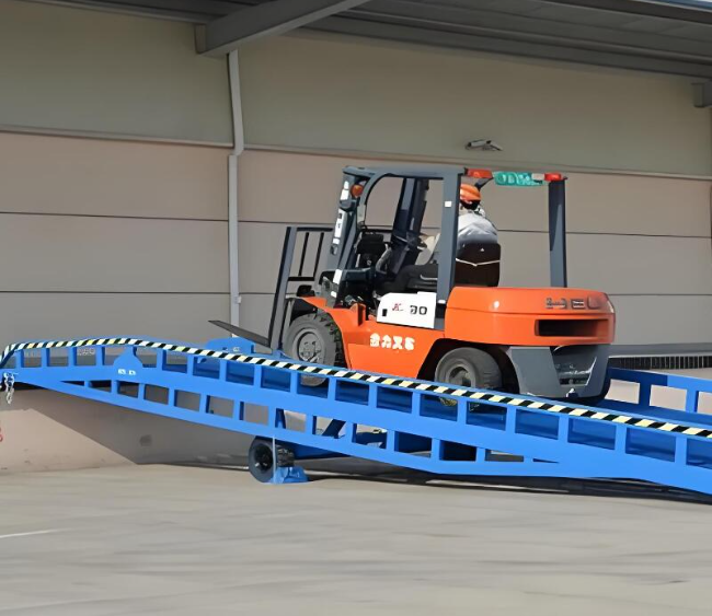华蓥移动式卸货平台（叉车用）